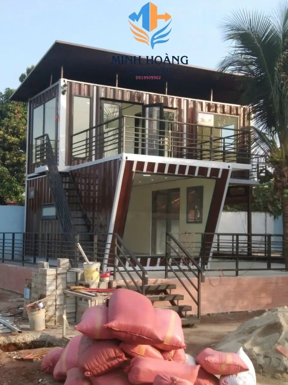 Container Văn Phòng 2 Tầng Thiết Kế Hiện Đại Màu Nâu Viền Trắng – Sang Trọng & Tối Ưu Diện Tích